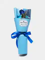 Синий букет из мыльной розы с мишкой