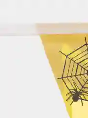Желтый гирлянда на ленте на Хэллоуин