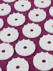 Серый массажный акупунктурный коврик с валиком (аппликатор Кузнецова) игольчатый