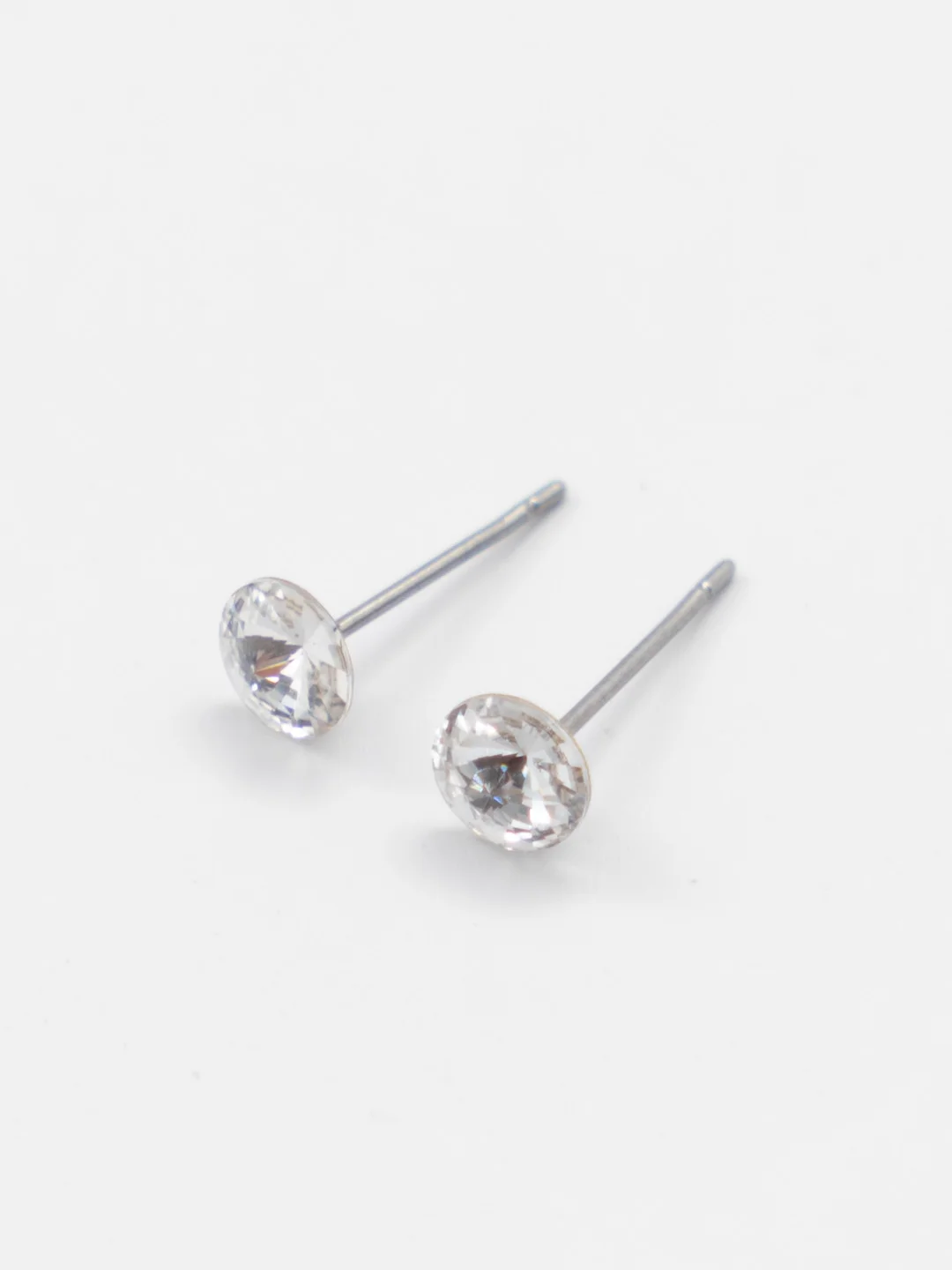 Белый серьги-гвоздики с крупным камнем Swarovski