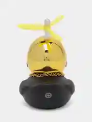 Карамельный игрушка утка в шлеме и очках с пропеллером, в машину