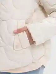 Молочный куртка женская, весенняя