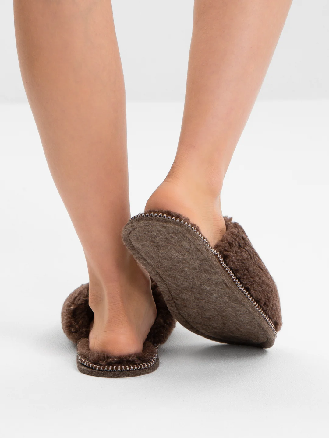 Шоколадный тапочки домашние меховые женские и мужские из овчины Soft Slippers