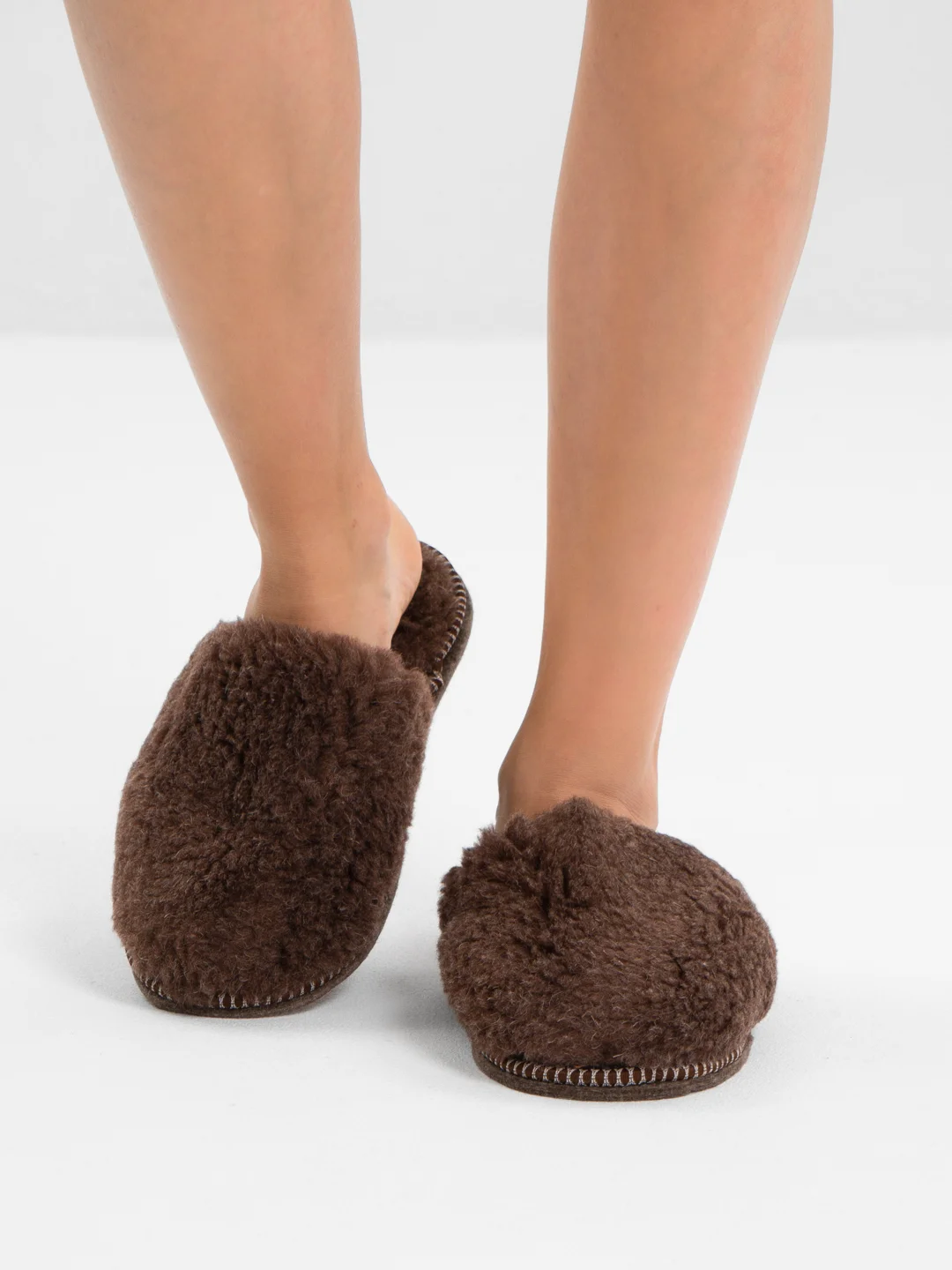 Шоколадный тапочки домашние меховые женские и мужские из овчины Soft Slippers