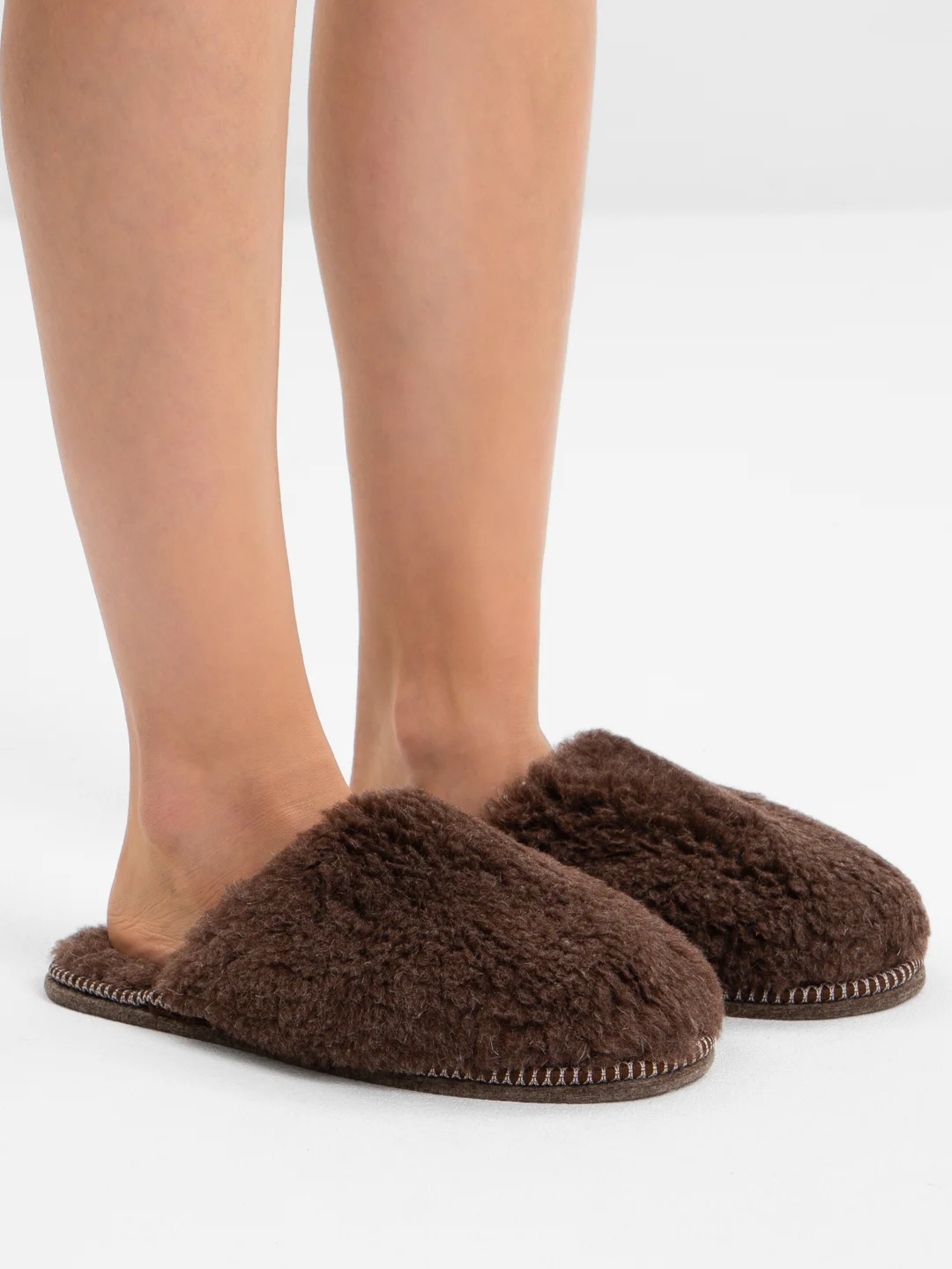 Шоколадный тапочки домашние меховые женские и мужские из овчины Soft Slippers