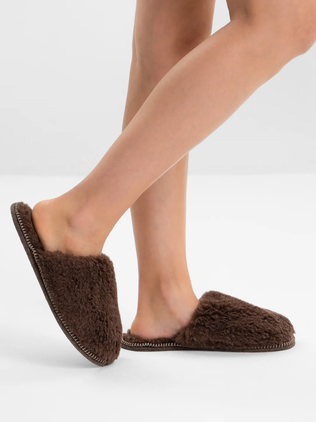 Шоколадный тапочки домашние меховые женские и мужские из овчины Soft Slippers
