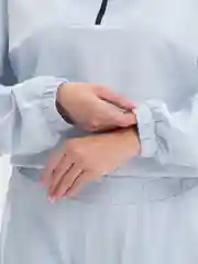 Серебряный спортивный костюм с укороченным топом и брюками карго