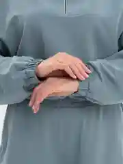 Серый спортивный костюм с укороченным топом и брюками карго