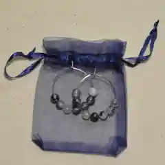 Серый серьги кольца с натуральными камнями, D3 см, в подарочной коробке с мешочком и салфеткой