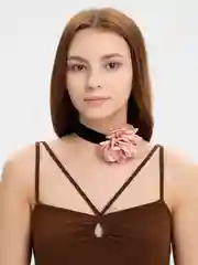 Бежевый чокер с цветком на шею, с розой