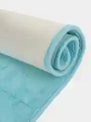 Голубой коврик для ванной комнаты