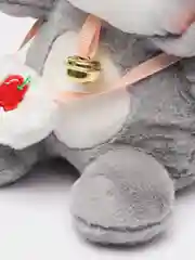 Серый мягкая игрушка кошка в костюме, плюшевая с бубенцом, 24 см
