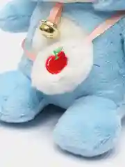 Голубой мягкая игрушка кошка в костюме, плюшевая с бубенцом, 24 см