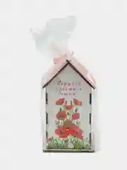 Красный деревянный чайный домик