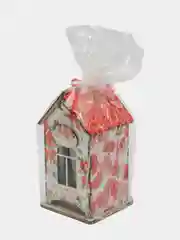 Красный деревянный чайный домик