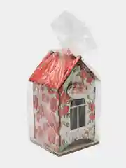 Красный деревянный чайный домик