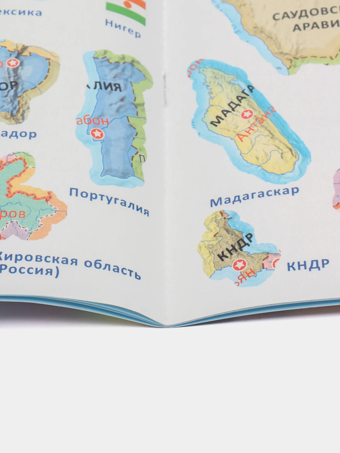 Индиго атлас Мира с наклейками", наша планета, страны и флаги, животные динозавры птицы насекомые