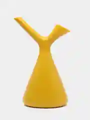 Желтый лейка для растений