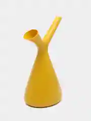 Желтый лейка для растений