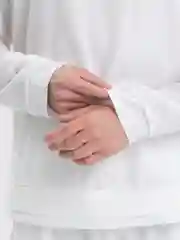 Белый спортивный костюм: мужской свитшот и джоггеры