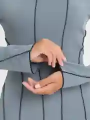 Серый платье женское, полосатое, мини, с длинным рукавом