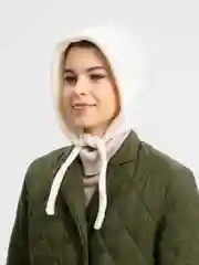 Белый шапка чепчик женский на завязках, вязаная