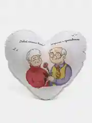 Бежевый подарочный набор "Люблю" для влюбленных: парные кружки и подушка сердце