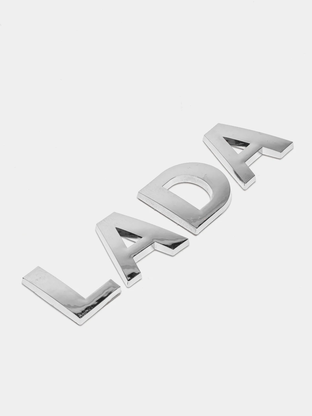 Красный орнамент-шильдик на багажник Lada Granta PRIORA