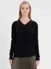 Черный свитер с V вырезом