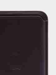 Бордовый картхолдер MagSafe для iPhone (Айфон), анимация