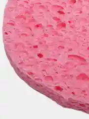 Розовый спонж для умывания пористый