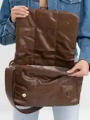 Шоколадный сумка женская дутая, с широким ремнем