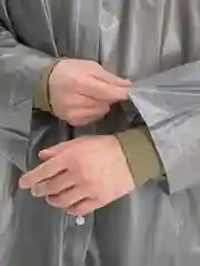 Серый плащ-дождевик с капюшоном, на клепках