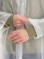 Белый плащ-дождевик с капюшоном, на клепках