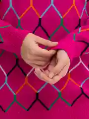 Розовый свитер женский