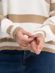Бежевый свитер короткий, в полоску