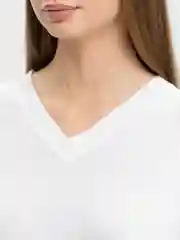 Белый свитер с V вырезом