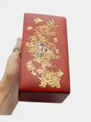 Шкатулка для денег, с зеркалом, красное дерево