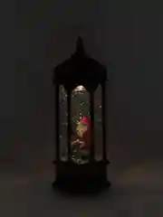Бронзовый новогодний фонарь с подсветкой, со снегом