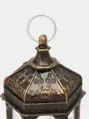 Бронзовый новогодний фонарь с подсветкой, со снегом