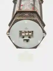 Бронзовый новогодний фонарь с подсветкой, со снегом