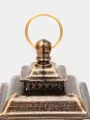 Золотой новогодний фонарь с подсветкой, со снегом