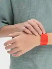 Красный браслет светоотражающий