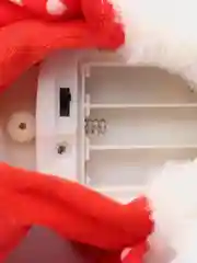 Алый собака с поводком