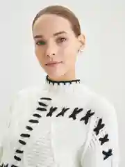 Пудровый свитер женский Zarina с вышивкой