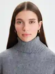 Молочный свитер женский Zarina оверсайз