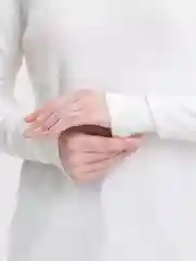 Белый свитер женский