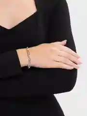 Белый браслет на руку
