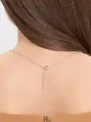Женская цепочка серебряного цвета с изящным кулоном