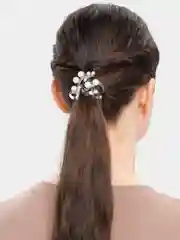 Белый резинки пружинки, с бусинками